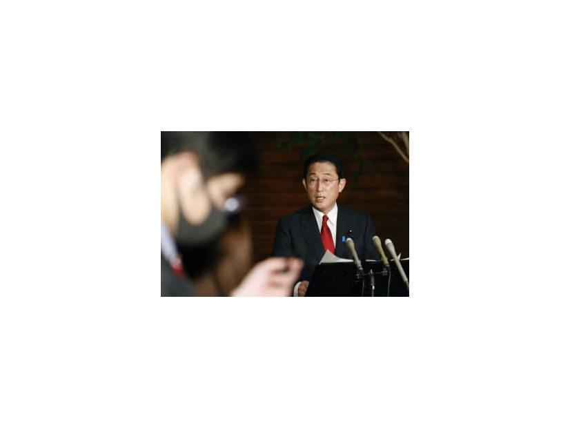 首相官邸で取材に応じる岸田首相＝17日午後
