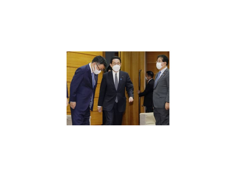 閣議に臨む岸田首相（中央）ら＝21日午前、首相官邸