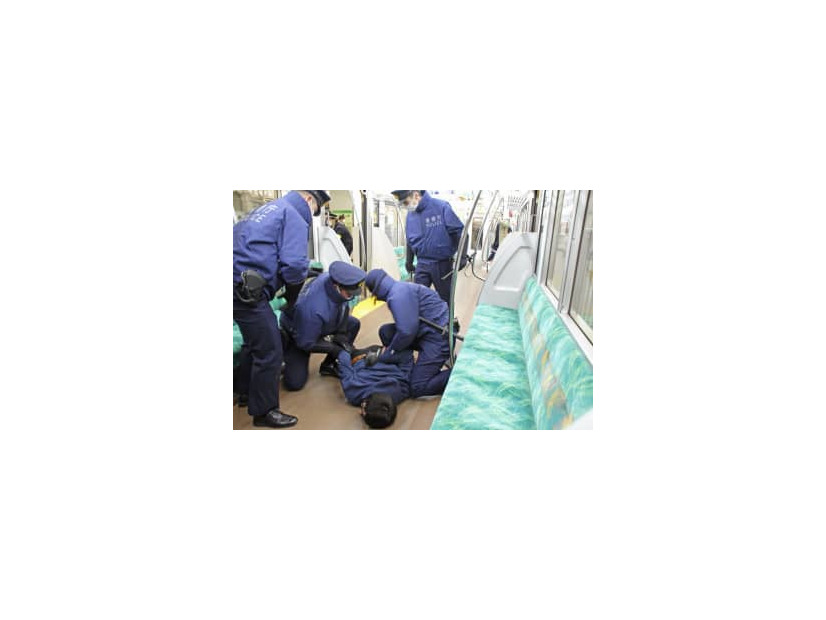 警視庁と京王電鉄が回送電車内で実施した、無差別襲撃に対処する訓練＝21日午前