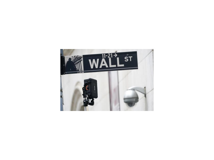 ニューヨーク・ウォール街にある標識（AP＝共同）