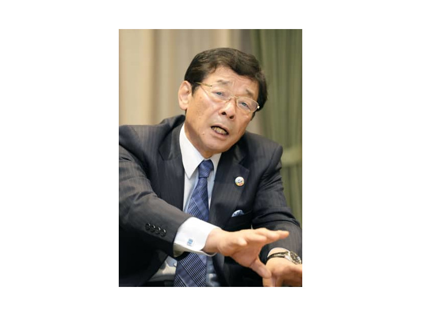 インタビューに応じる経団連の杉森務副会長