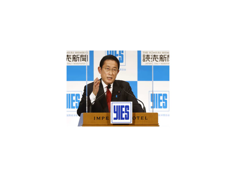東京都内のホテルで講演する岸田首相＝22日午後