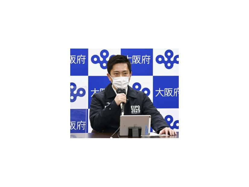 大阪府の対策本部会議でオミクロン株の市中感染について報告する吉村洋文知事＝22日午後、大阪府庁