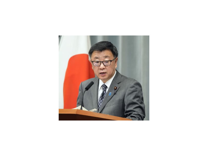 記者会見する松野官房長官＝22日午前、首相官邸