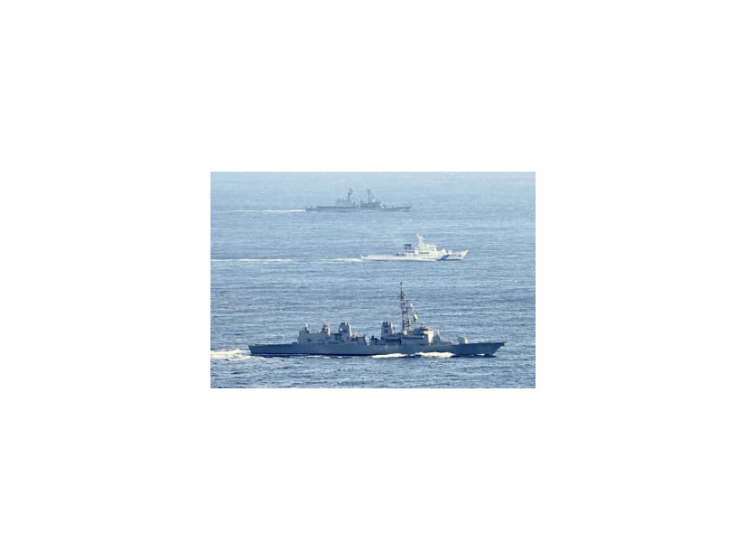訓練を行う海上自衛隊の護衛艦「たかなみ」（手前）と海上保安庁の巡視船「あぐに」（中央）＝22日（海上自衛隊提供）