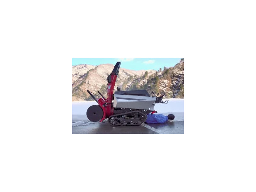 人形を使った手押し式除雪機の下敷き事故の再現（NITE提供）