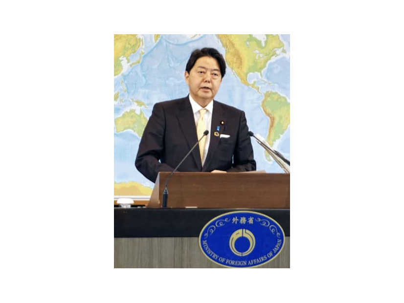 記者会見する林外相＝24日午前、外務省