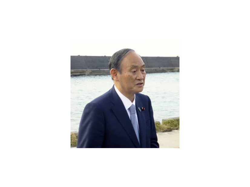 記者団の取材に応じる菅前首相＝5日午後、沖縄県国頭村