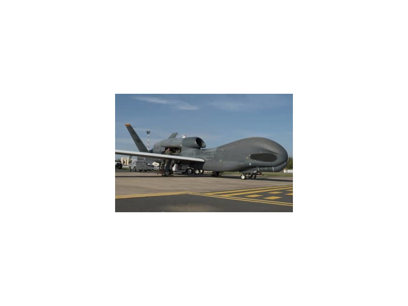 米国の無人偵察機グローバルホーク＝2018年10月、イタリア南部（米国空軍提供・AP＝共同）