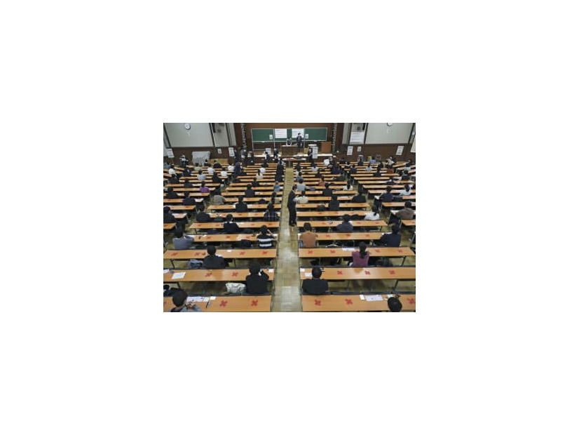 大学入学共通テストに臨む受験生＝1月、東京・本郷の東京大学