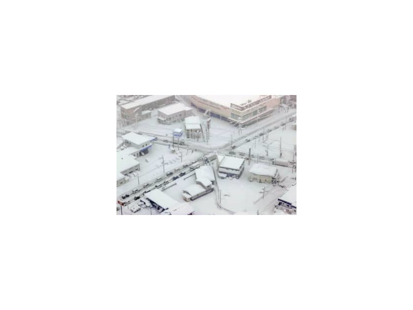 大雪の影響で多くの車が立ち往生した滋賀県彦根市内の道路＝27日午前9時49分（共同通信社ヘリから）