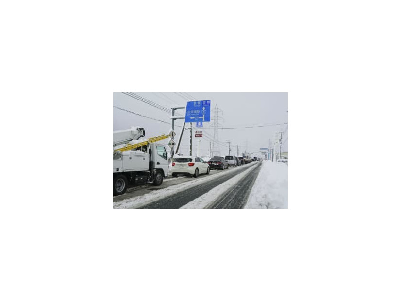 大雪の影響で渋滞する国道8号＝27日午前10時17分、滋賀県豊郷町
