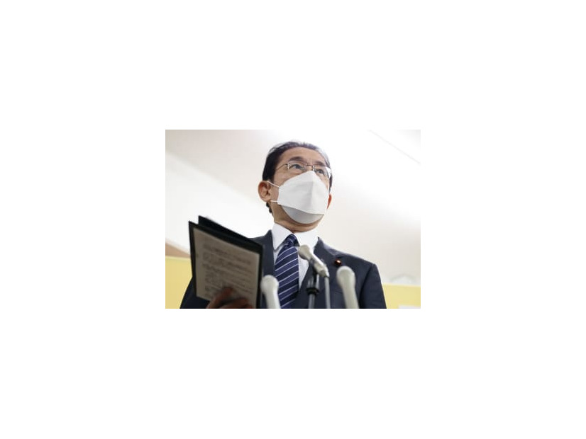 NPO法人「自立生活サポートセンター・もやい」での意見交換を終え、取材に応じる岸田首相＝27日午前、東京都新宿区（代表撮影）