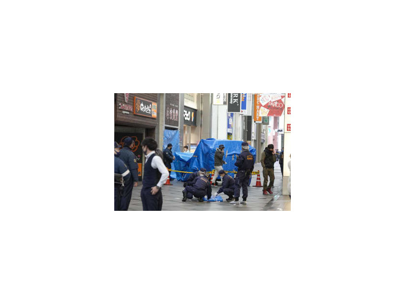 ブランド品買い取り販売店の入り口にトラックが突っ込んだ現場付近を調べる捜査員ら＝28日午前10時20分、大阪・心斎橋