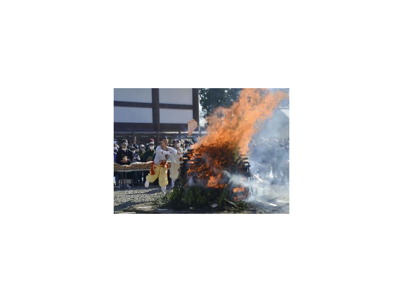 成田山新勝寺の「納め札お焚き上げ」で、お札を「智慧の火炎」に投げ入れる山伏姿の僧侶＝28日午前、千葉県成田市
