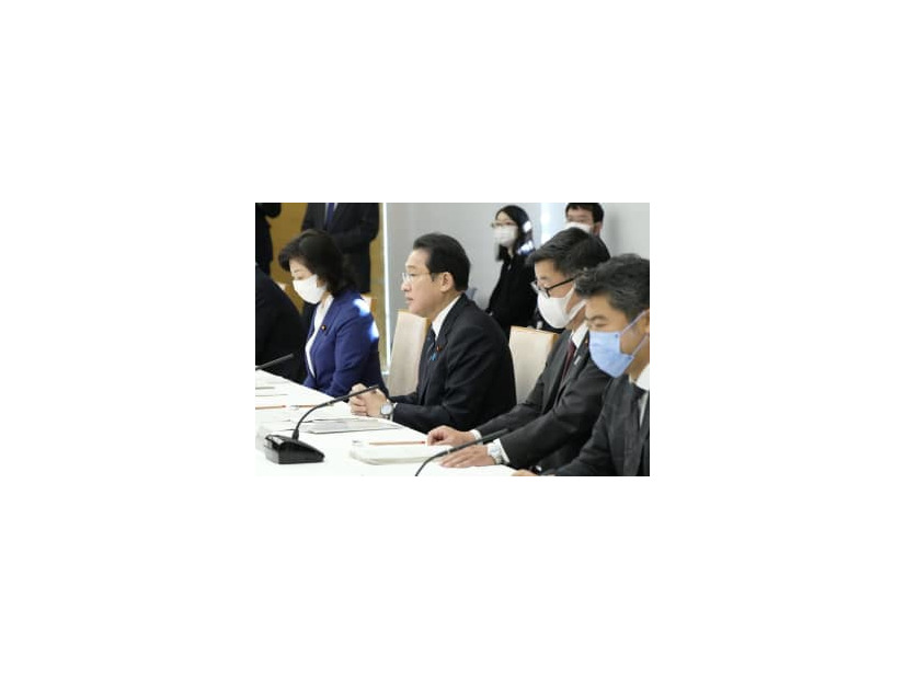 孤独・孤立問題を巡る対策推進会議であいさつする岸田首相（左から2人目）＝28日午前、首相官邸