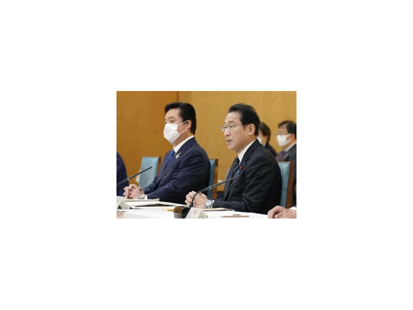 「デジタル田園都市国家構想実現会議」であいさつする岸田首相（右）＝28日午前、首相官邸