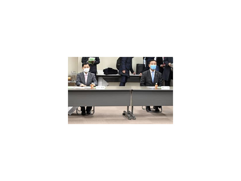 自民党石川県連の役員会に出席した馳浩元文科相（右）と山田修路前参院議員＝28日午前、金沢市