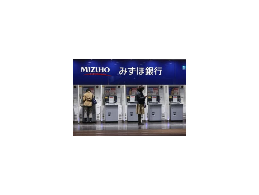 みずほ銀行のATM＝3月、東京都千代田区