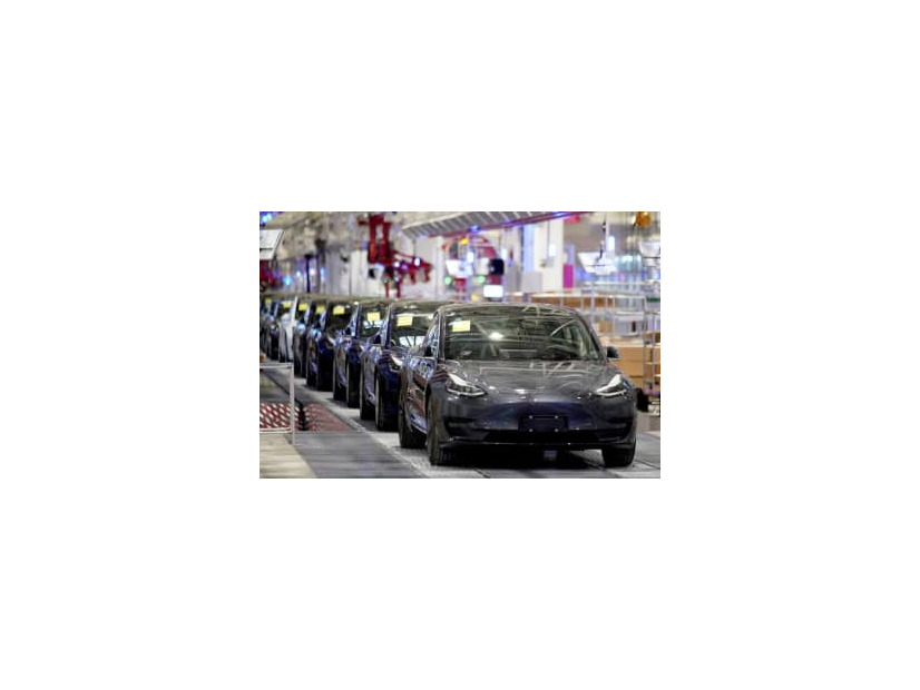 中国・上海で開かれた納車式典で、工場内に並んだ米テスラの「モデル3」＝2020年1月（ロイター＝共同）