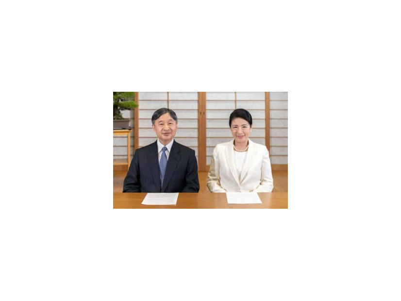 国民向けの新年ビデオメッセージを発表された天皇陛下と皇后さま＝2021年12月28日、皇居・御所（宮内庁提供）