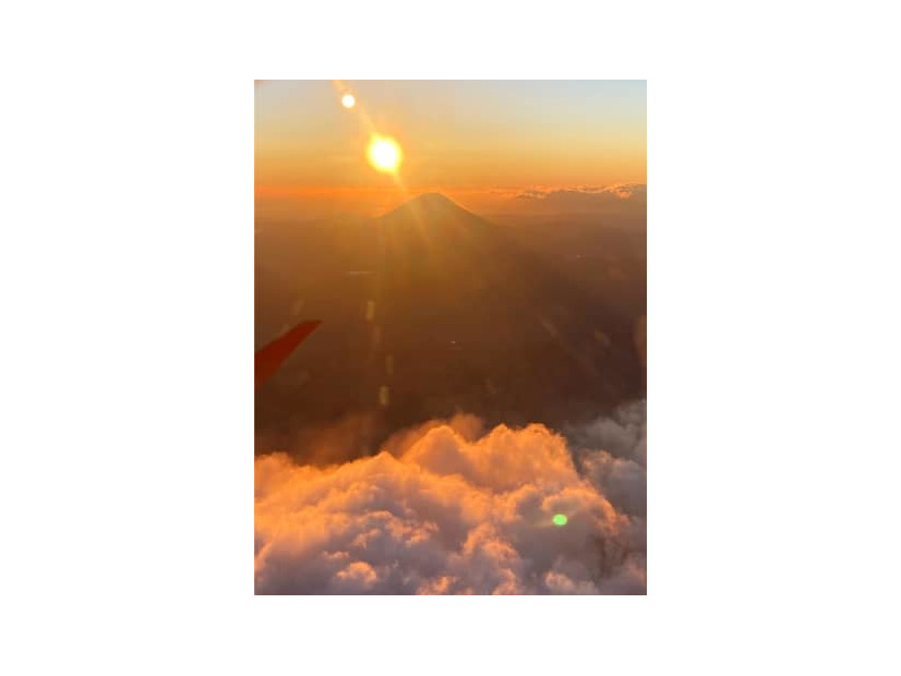 日航のチャーター機から見えた初日の出と富士山＝1日午前7時ごろ