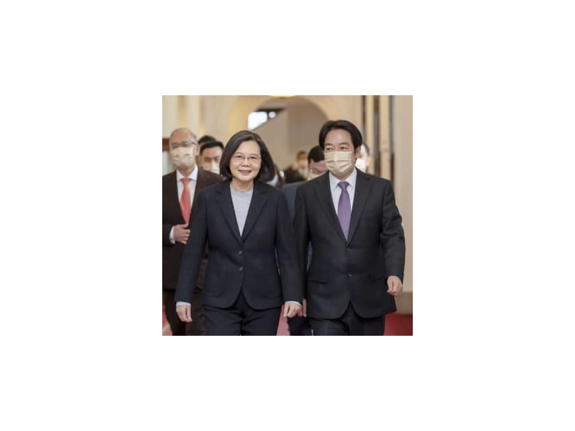 台湾総統府での新年談話発表に臨む蔡英文総統（左）と頼清徳副総統＝1日、台北（総統府提供・共同）