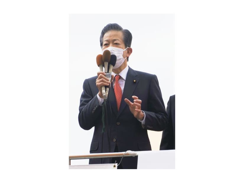 街頭演説する公明党の山口代表＝2日午前、東京・JR新宿駅前
