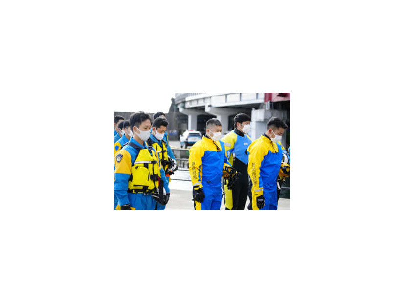 行方不明者の捜索前に、黙とうする静岡県警の警察官＝3日午前9時56分、静岡県熱海市