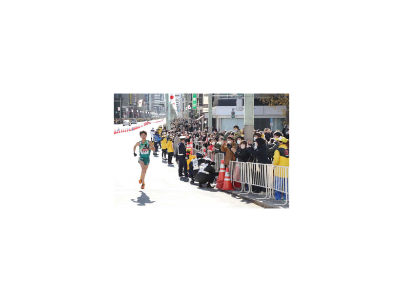 東京都内の沿道で観戦する人たち。ランナーは青学大のアンカー・中倉啓敦（代表撮影）