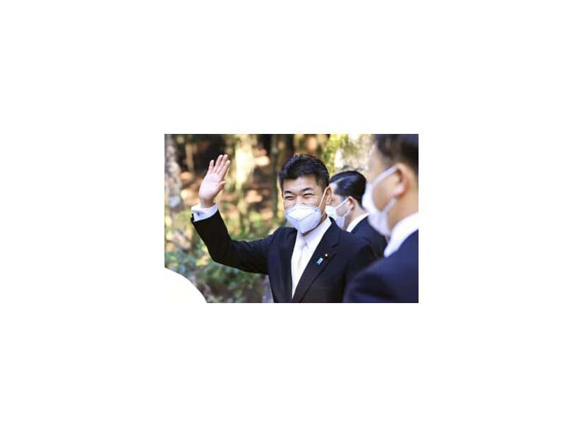 伊勢神宮内宮を参拝後、手を振る立憲民主党の泉代表＝4日午前、三重県伊勢市
