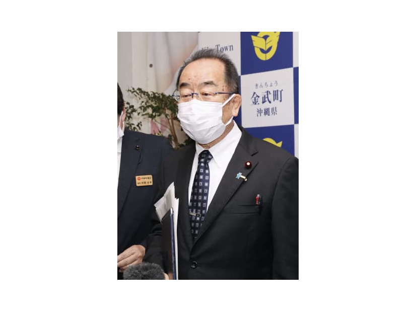 取材に応じる西銘沖縄北方相＝5日午後、沖縄県金武町役場