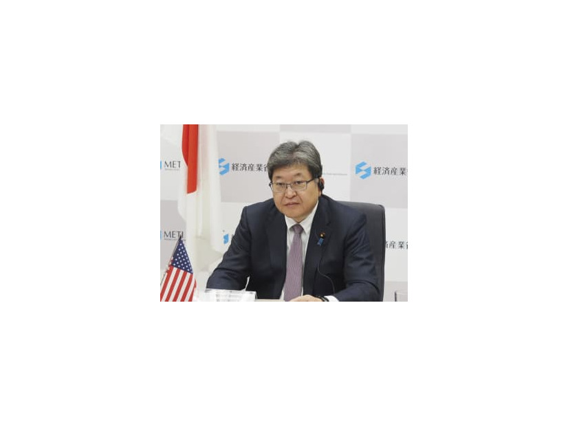 米エネルギー省のグランホルム長官とオンラインで会談する萩生田経産相＝6日午前、経産省（同省提供）