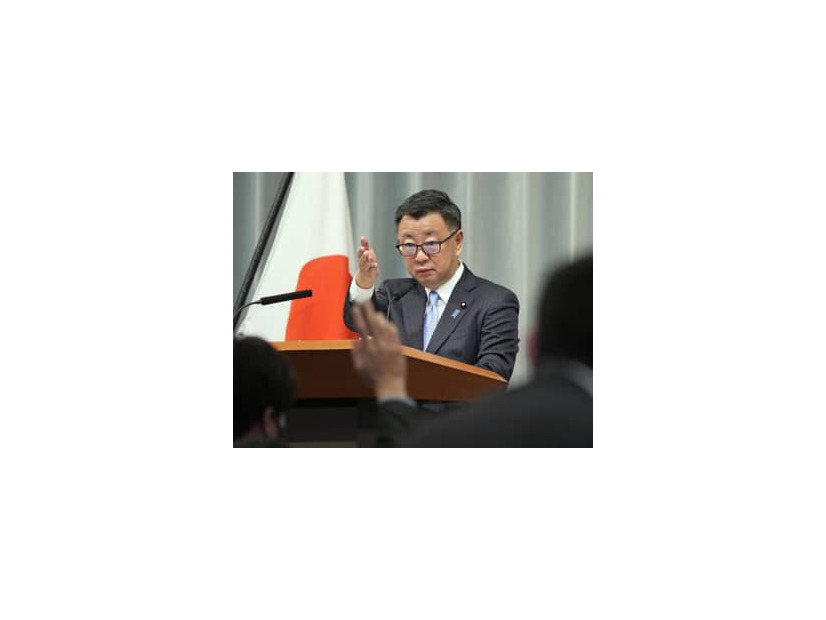 記者会見する松野官房長官＝6日午前、首相官邸