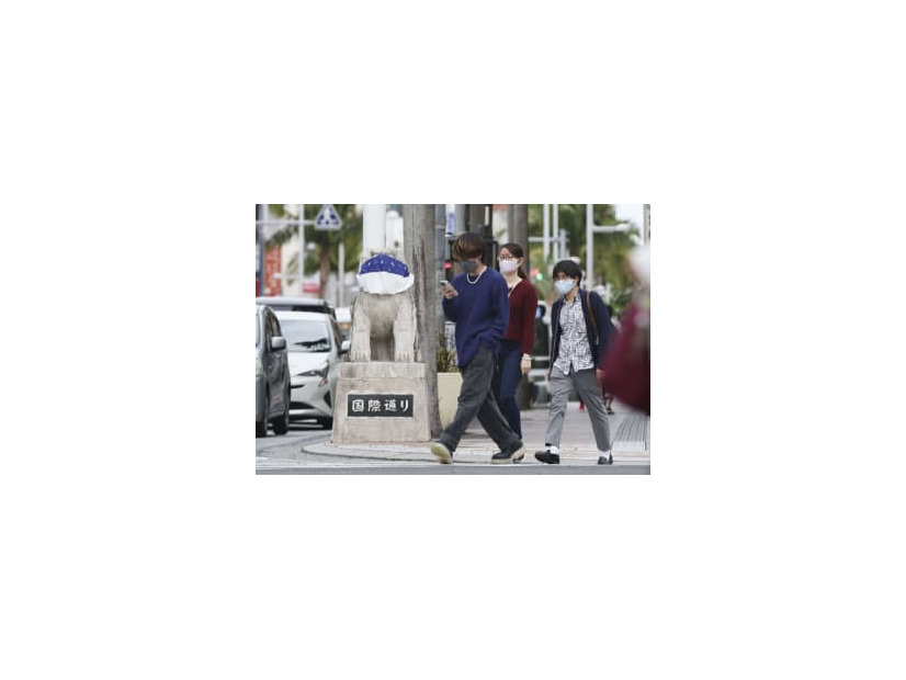 那覇市の国際通りをマスク姿で歩く人たち＝6日午後