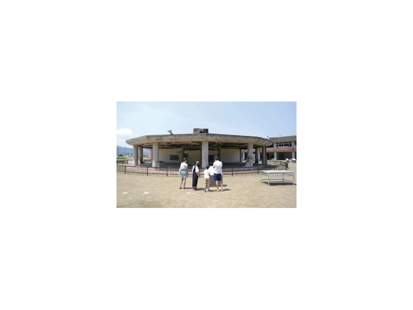昨年、震災遺構として整備され、一般公開が始まった大川小の校舎＝21年7月、宮城県石巻市