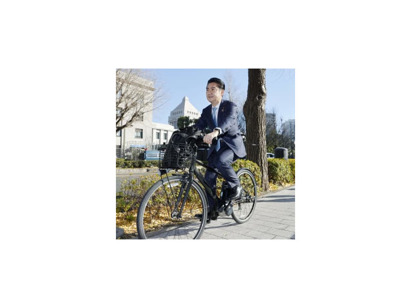 自転車で自民党本部に向かう山下貴司元法相＝2021年12月、東京・永田町