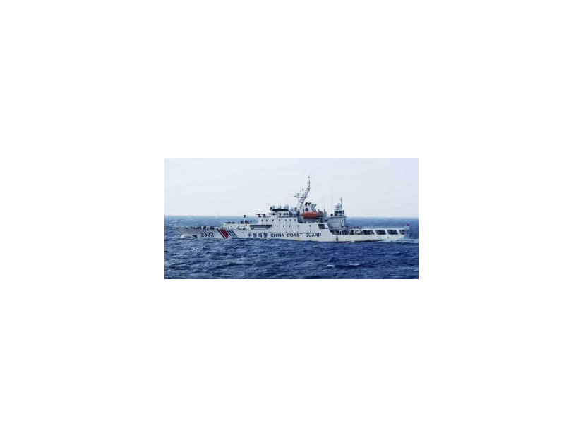 2021年12月に沖縄県・尖閣諸島周辺の領海に侵入した中国海警局の艦船（第11管区海上保安本部提供）