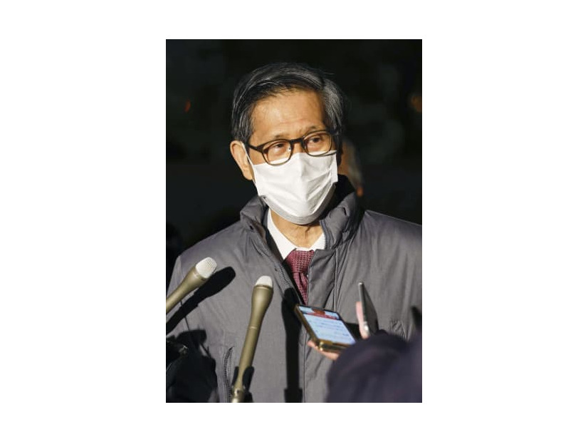 岸田首相と面会後、記者団の取材に応じる新型コロナウイルス感染症対策分科会の尾身茂会長＝10日午後、首相公邸