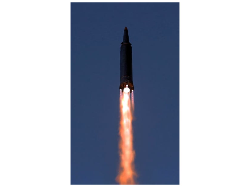 北朝鮮の国防科学院が行った極超音速ミサイルの発射実験＝11日（朝鮮中央通信＝共同）