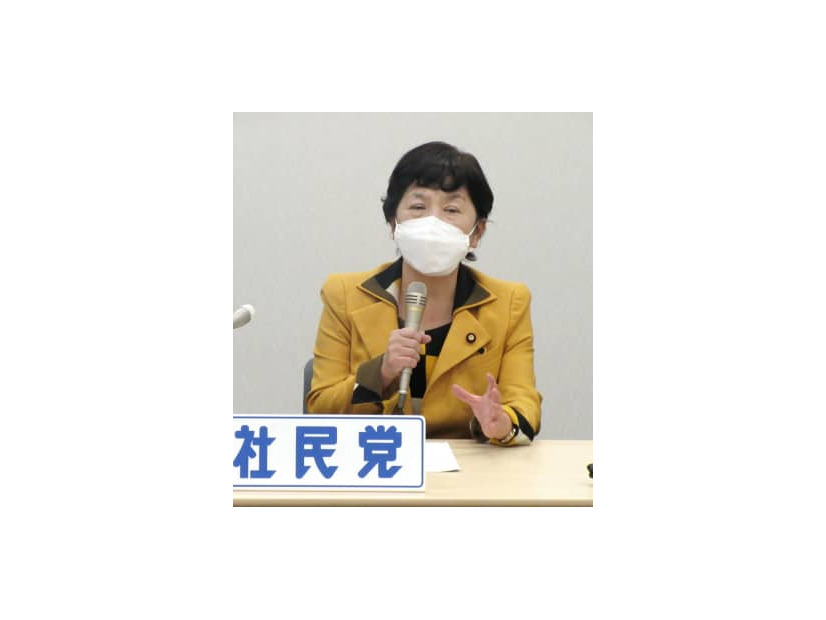 記者会見で、党首選への立候補を表明した社民党の福島党首＝12日午後、国会