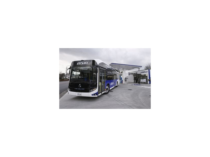 燃料電池で動く通勤用のバス。右奥は水素ステーション＝13日午前、愛知県刈谷市