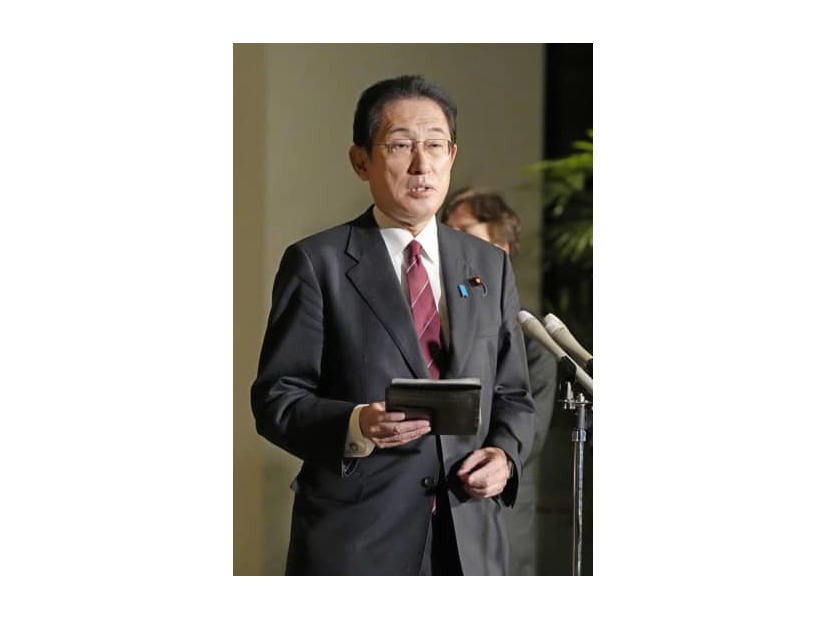 日本学術会議の梶田隆章会長との会談などについて記者団の取材に応じる岸田首相＝13日午後、首相官邸