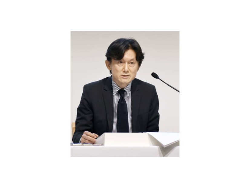 記者会見するファーストリテイリングの岡崎健CFO＝13日午後、東京都港区