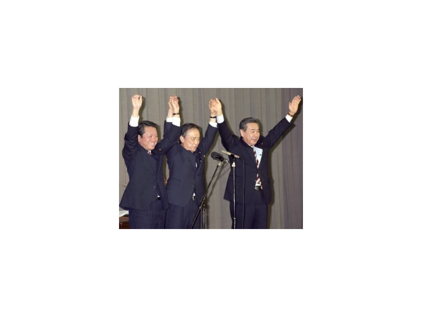 1995年12月、新進党の党首に就任し万歳をする小沢氏（左）。中央は海部氏、右は羽田氏＝国会