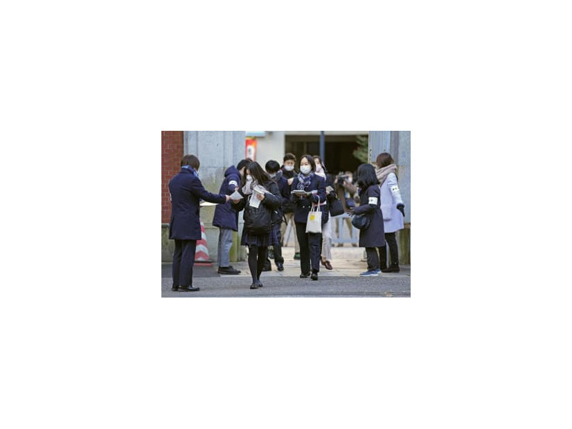 大学入学共通テストの会場に向かう受験生ら＝15日午前、東京都文京区の東大