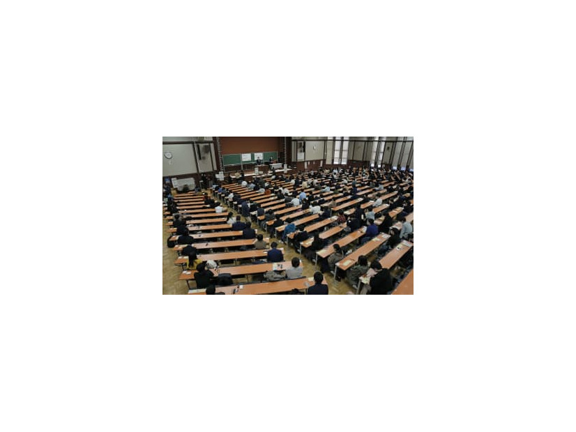 大学入学共通テストに臨む受験生＝15日午前、東京都文京区の東大