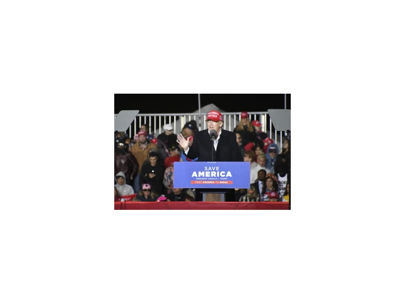 米西部アリゾナ州フローレンスでの集会で、支持者らを前に演説するトランプ前米大統領＝15日（共同）
