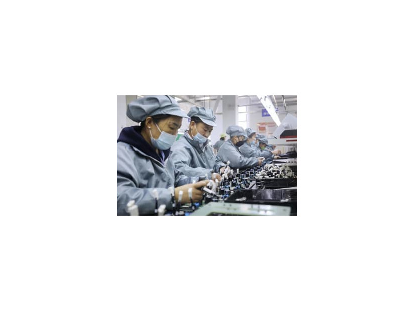 中国の安徽省淮北にある工場で作業する労働者たち＝21年9月（AP＝共同）