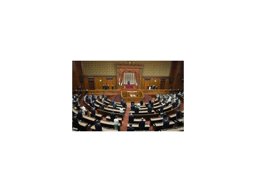 天皇陛下を迎えて開かれた第208通常国会の開会式＝17日午後、参院本会議場